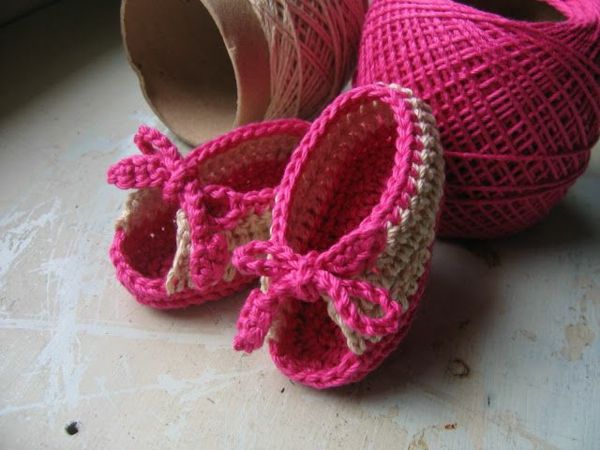virka-for-baby-virka-baby skor-med-vackra-design-in-pink