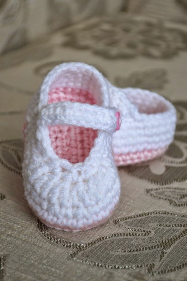 virka-för-baby-virka-baby shoes vitt med-vackra-design-in