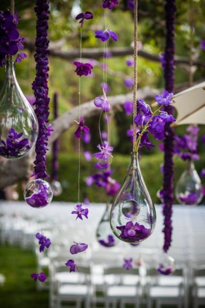 visi poročna dekoracija-s-različnimi vrstami cvetja-v-vijolične barve