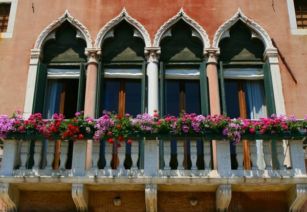 zavesenie-balkonpflanzen-Benátky-gothic