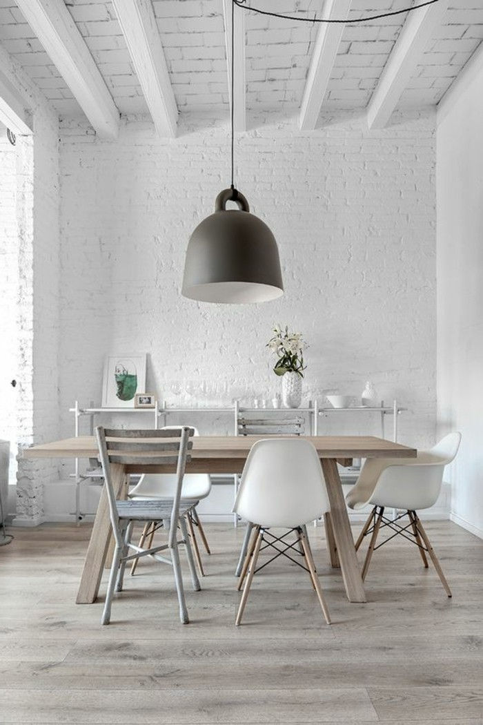 hengende-black-lampe-on-the-table-i-hvitt-moderne-stue
