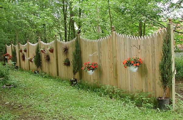 medinė tvora su gėlių