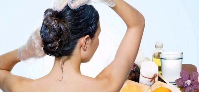 naturlig hår tap rettsmidler, hode massasje med essensielle oljer, kvinne på badet, påfør en hår maske