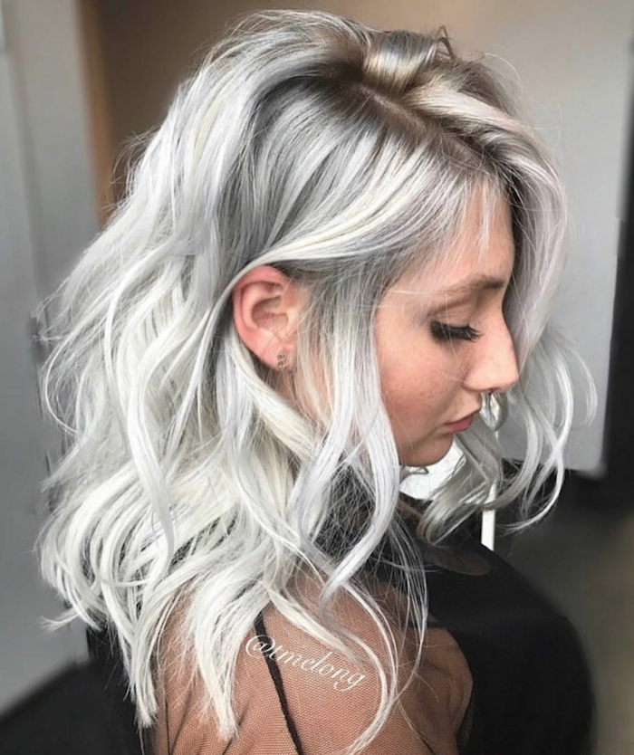Plaukų spalva sidabrinė pilka atsitiktine šukuosene - mergina su juoda suknele