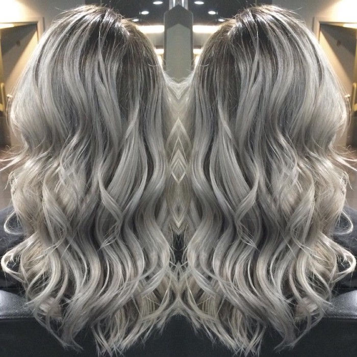 Hårfärg Grå Silver - två hörn av en avslappnad lockig frisyr av långt hår