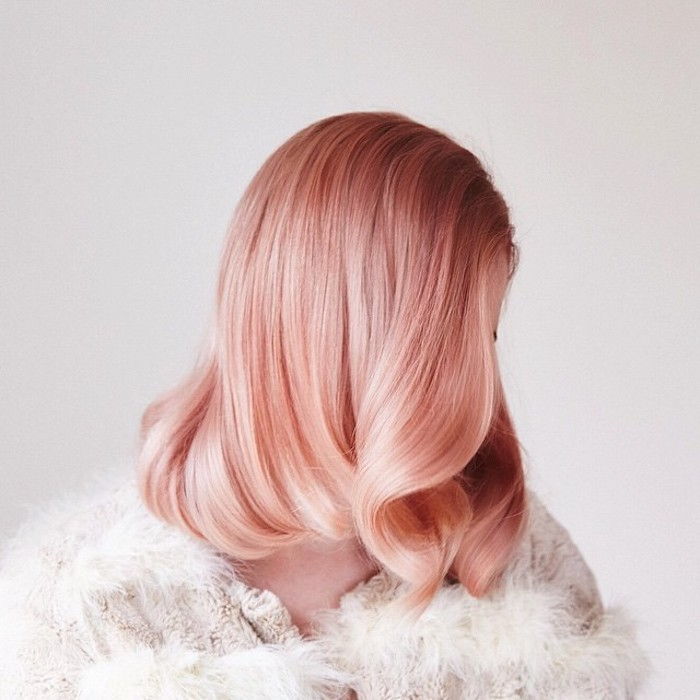 pastell hår, kvinne med retro firma med bølger, vintage frisyre, rosa-gylden hår
