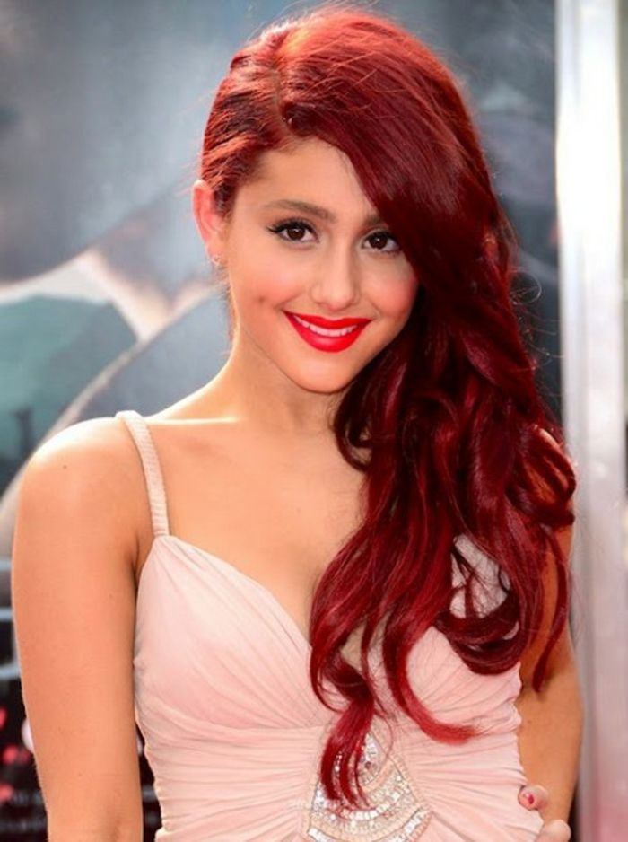 plaukų spalva, raudona ir Ariana-Grande-su-įdomu-šukuosena