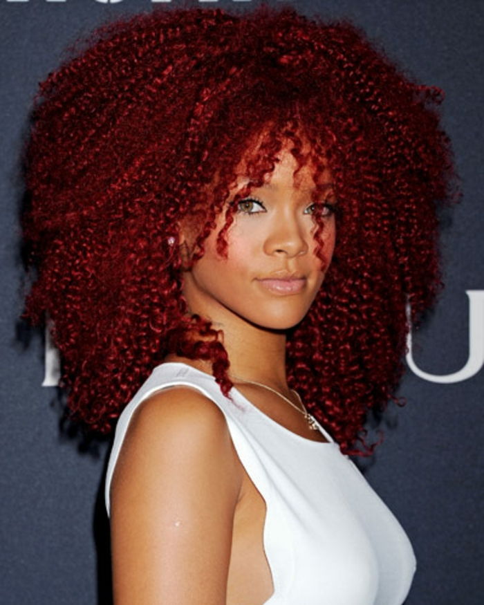 plaukų spalva, raudona ir garbanotas šukuosena-Rihanna