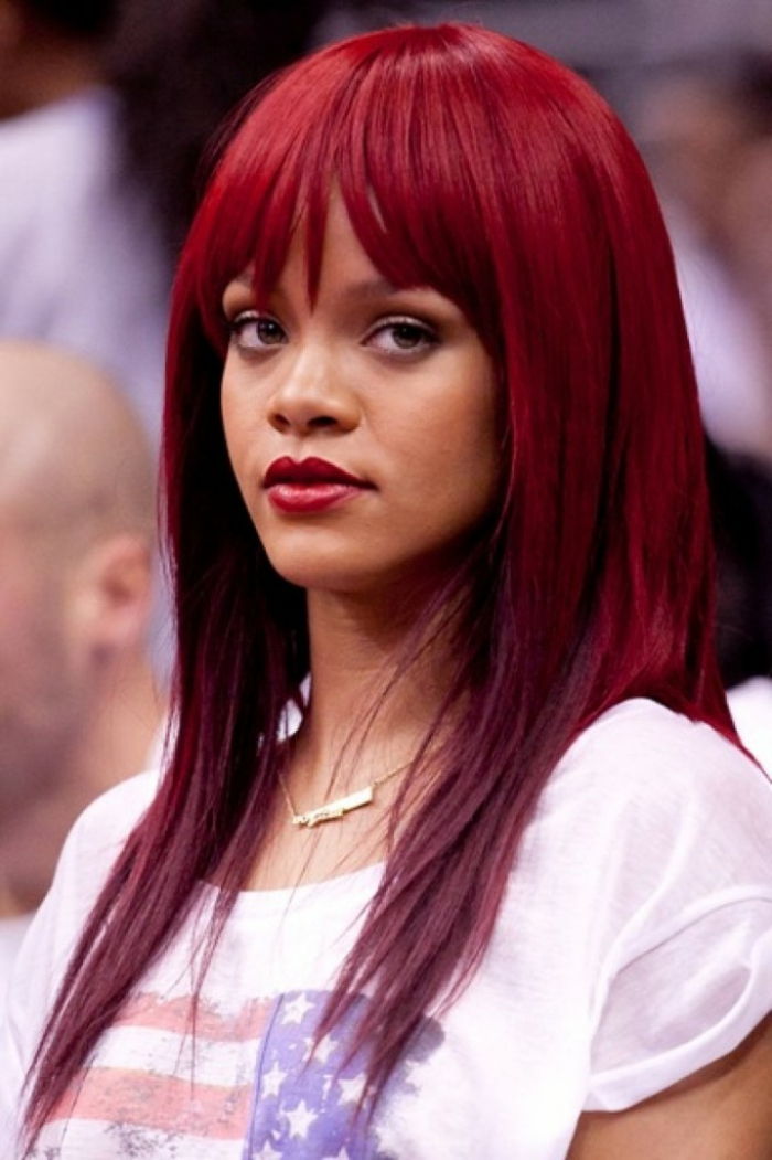 plaukų spalva raudona Rihanna-su-ponis