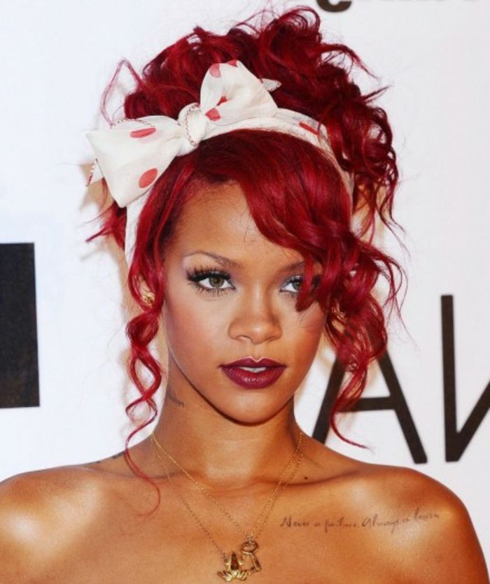plaukų spalva raudona Rihanna-su-baltu-kilpa