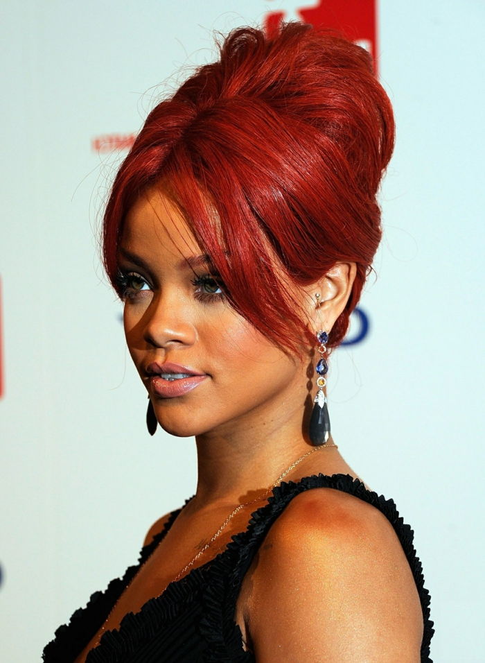 plaukų spalva raudona Rihanna-su-pristatyti aukštos šukuosena