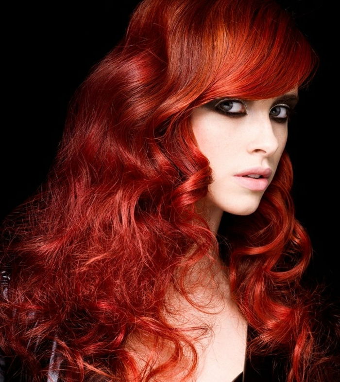 plaukų spalva, raudona ir juoda-background-garbanotas šukuosena