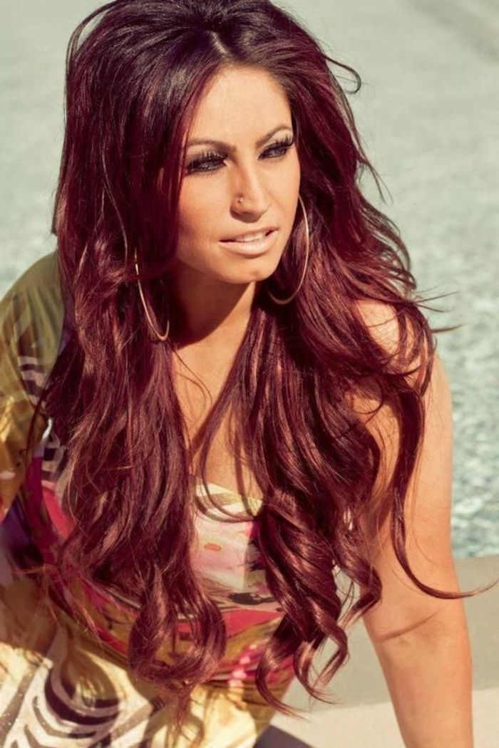 plaukų spalva-raudona-puikus-moteris-labai-gražus ilgas šukuosena