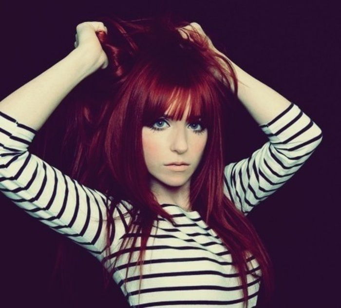 plaukų spalva-raudona-puikus-nuotrauka-A-jauna-mergina-juoda-background-iš