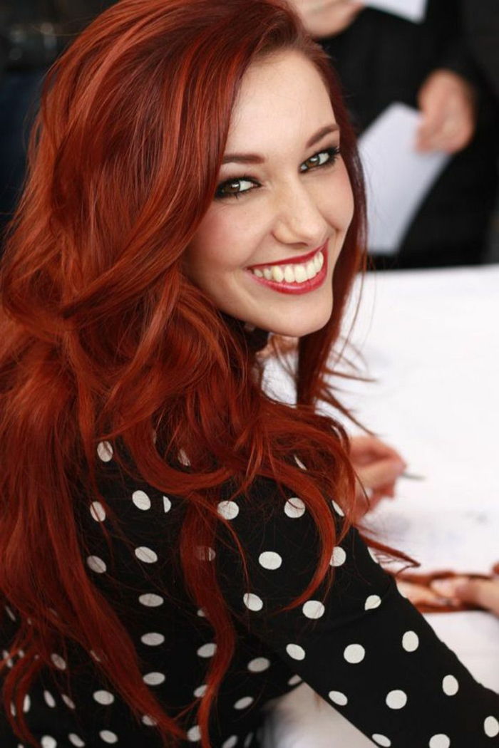 plaukų spalva, raudona ir graži-jauna-mergina