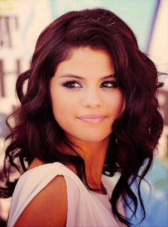 plaukų spalva, raudona ir graži-Selena-Gomez
