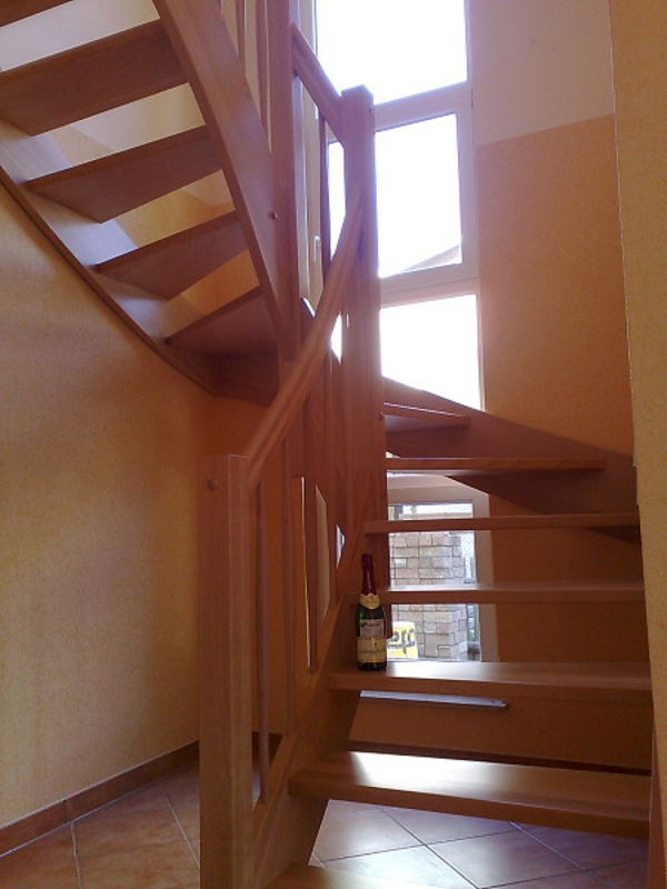 Halvsving trapp konstruere vakkert utseende - vindu