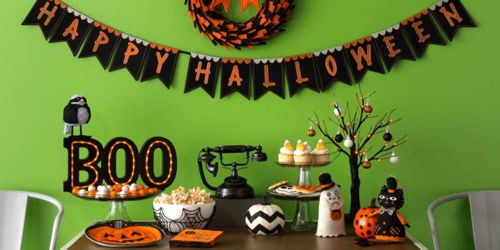Feliz dia das bruxas festão, decoração de mesa de Halloween, muffins e pipoca, verde e laranja