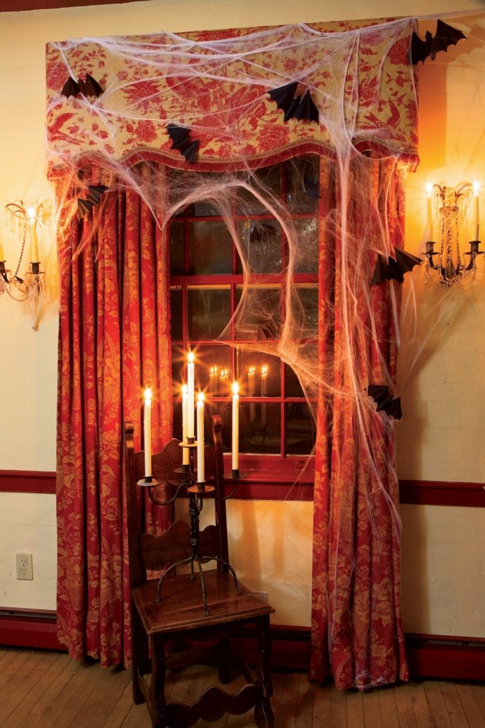 Decoração de Halloween, teia de aranha e morcegos feitos de papel, castiçal na janela