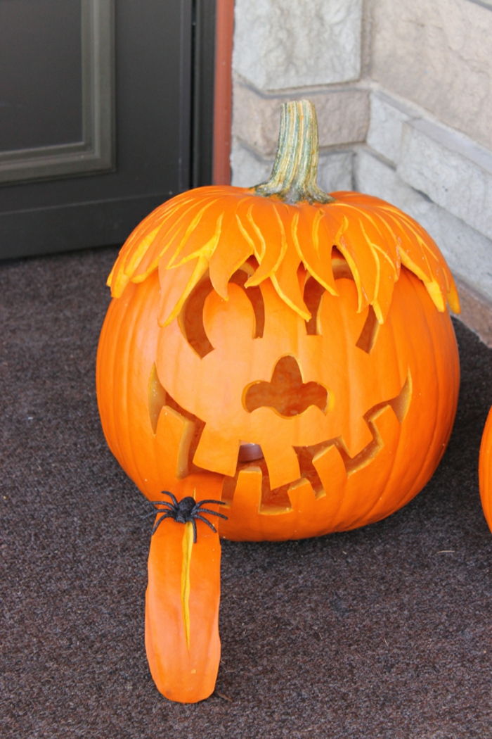 Carving rosto de abóbora com aranha, esculpir abóboras e fazendo fantástica decoração de Halloween