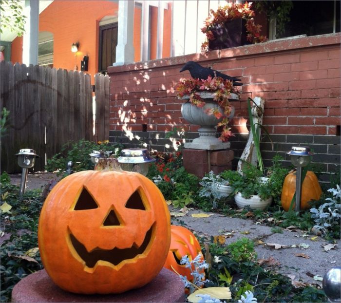 Volti di zucca nel cortile con decorazioni di Halloween, l'autunno sta arrivando