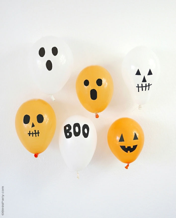 Idéias para decoração de Halloween, balões brancos e laranja como fantasmas e abóboras