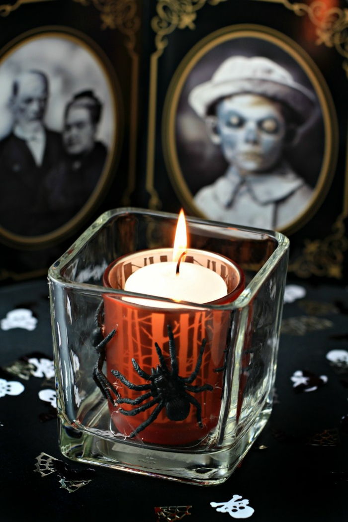 Suportes de vela de aranha, fotos preto e branco assustadoras, idéias de casa deco de Halloween