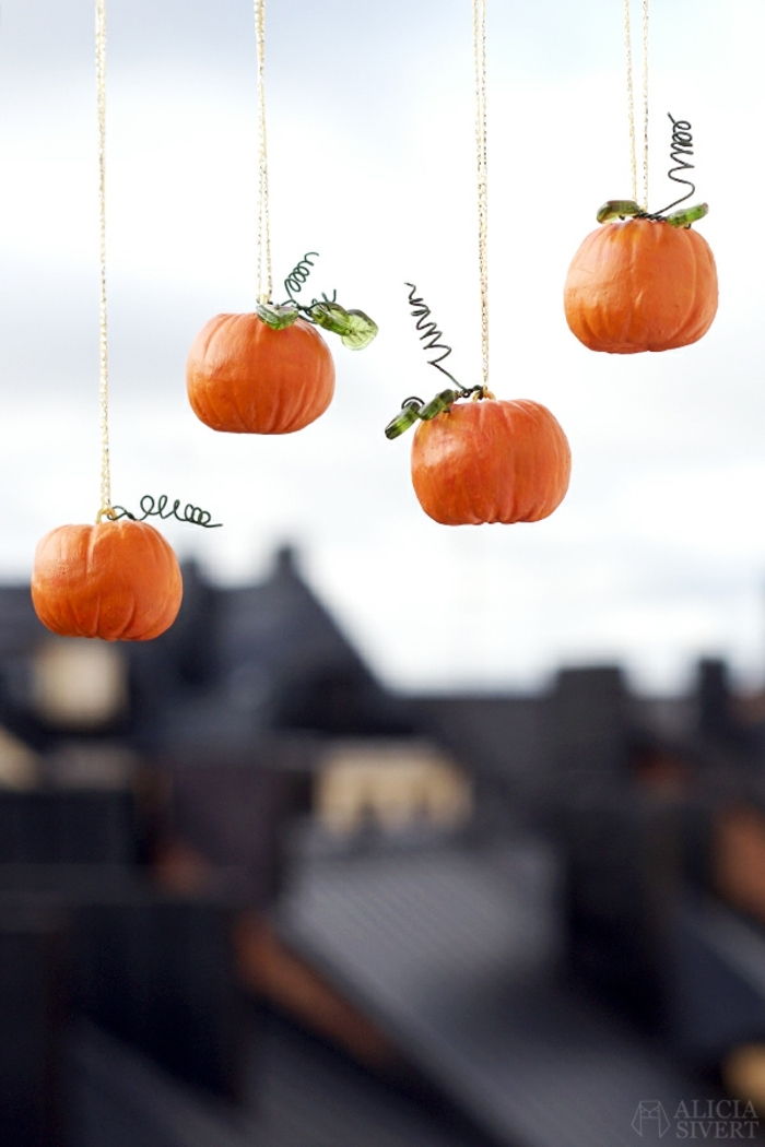 Abóboras pequenas feitas de plástico como uma decoração de Halloween, decorar as janelas para a festa assustadora