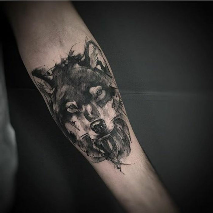 Čia yra ranka su juodos ir juodos gentinės vilkų tatuiruotės - dar viena puiki idėja
