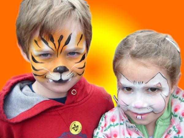 konijntje-en-tijger-make-up- twee kinderen en oranje achtergrond