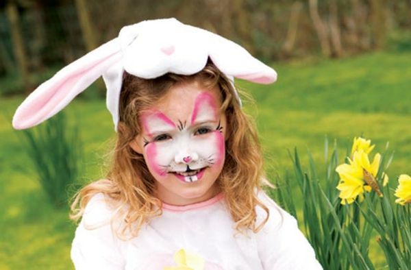 konijn gezicht make-up en konijnenoren gele bloemen ernaast