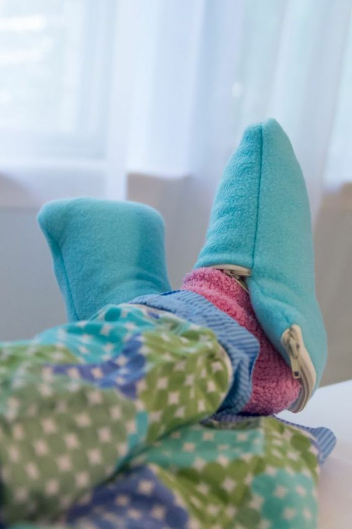 Šité modré pohodlné papuče s ružovými ponožkami v kombinácii s pohodlným domácim oblečením