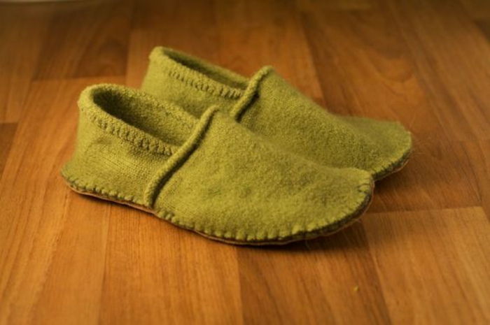 šité zelené papuče pre pocit domova pre laminátovú podlahu