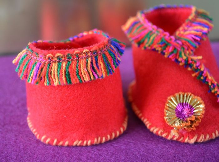 Šité topánky pre batoľatá s dekoráciou z farebných nití - vyrobené sami