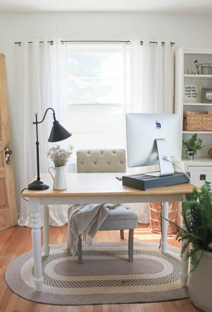heimbuero-balta-kėdė-stalas-kompiuteris stalo lempa-augalų langas spinta