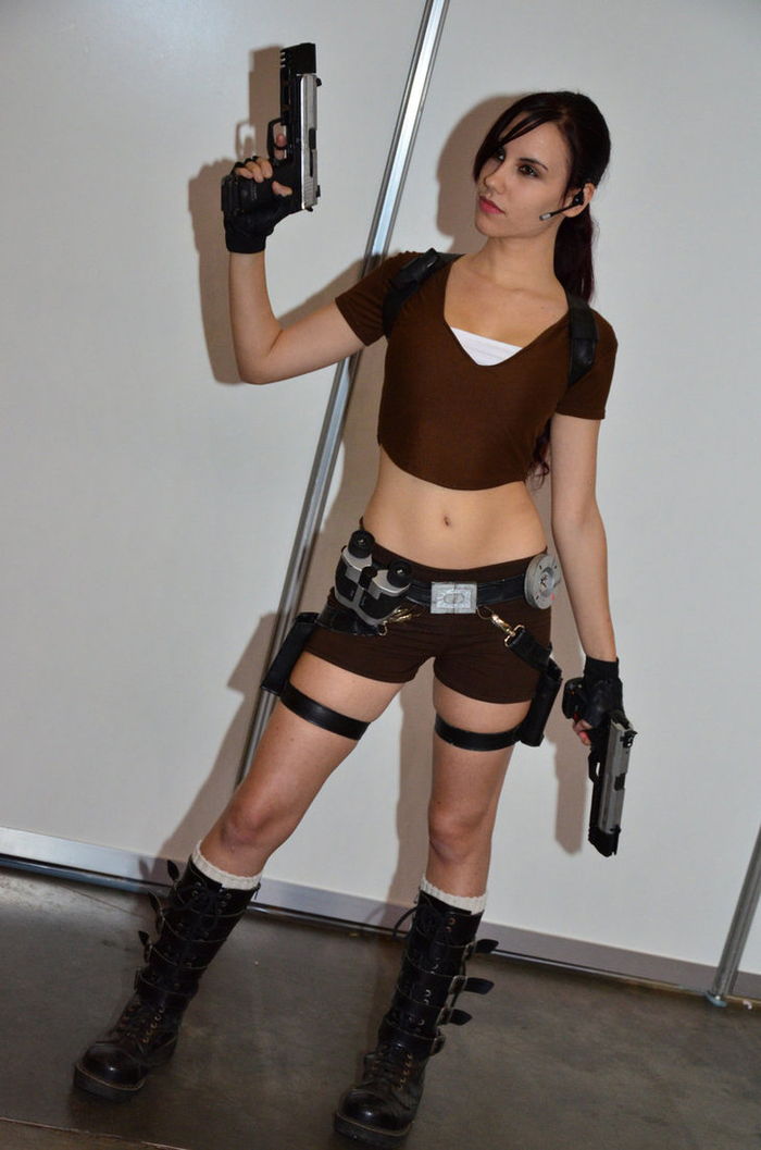 Lara Croft iz igre Tomb Raider z dvema puškicama in telesom v rjavih barvah in otroških junakih