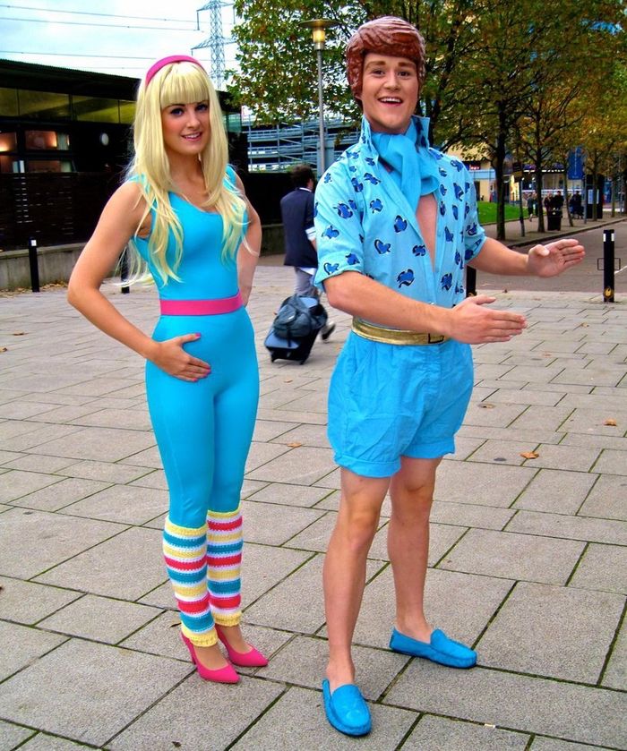 Barbie in Ken - priljubljeni otroški junaki, še posebej z dekletom v modrem oblačilu