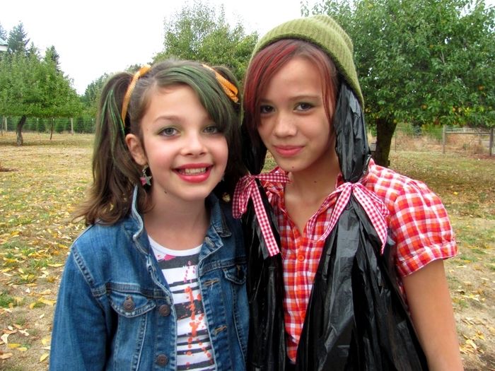 dve dekleti s kostumi DIY iz slavni otroške knjige zelo srčkani otroški junaki