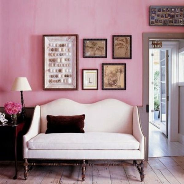 lyse vegg-farger-for-stue-rosenrød-mange bilder på veggen