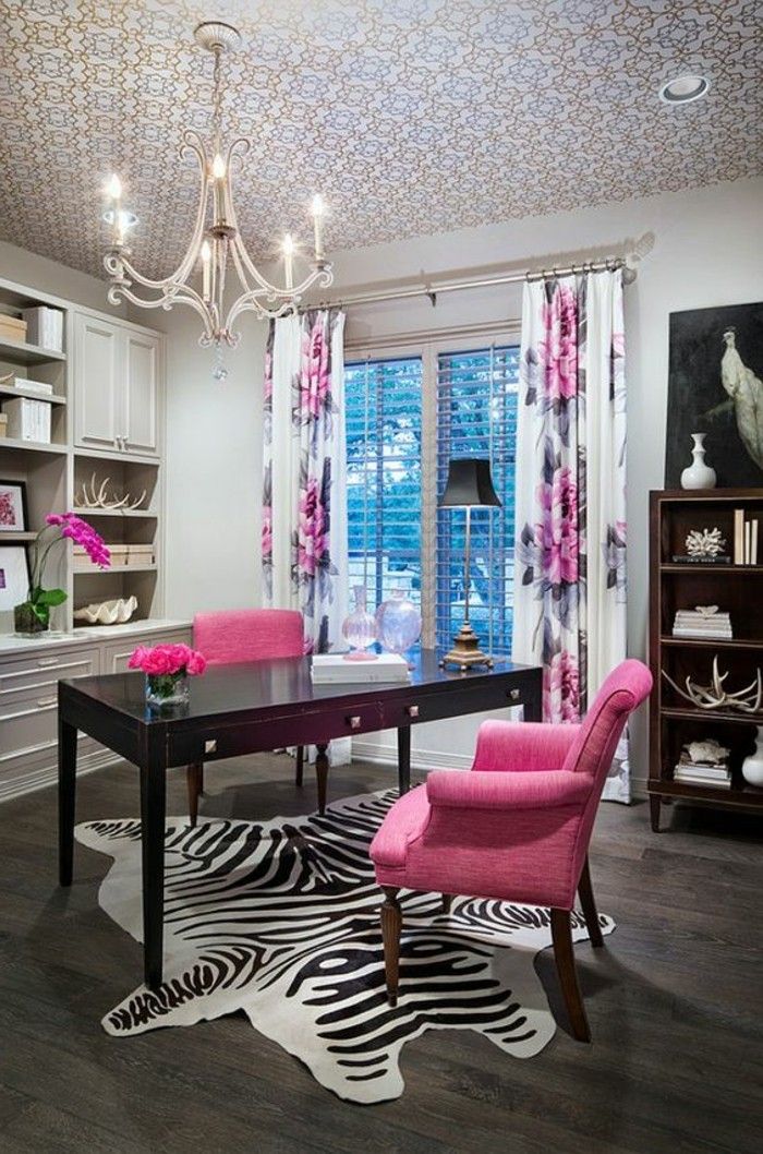hembuero rožinės-kėdė-stalas-kilimas liustra-užuolaidų gėlės-spinta