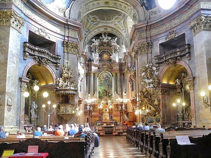 magnifica architettura barocca Peterskirche a Vienna in Austria