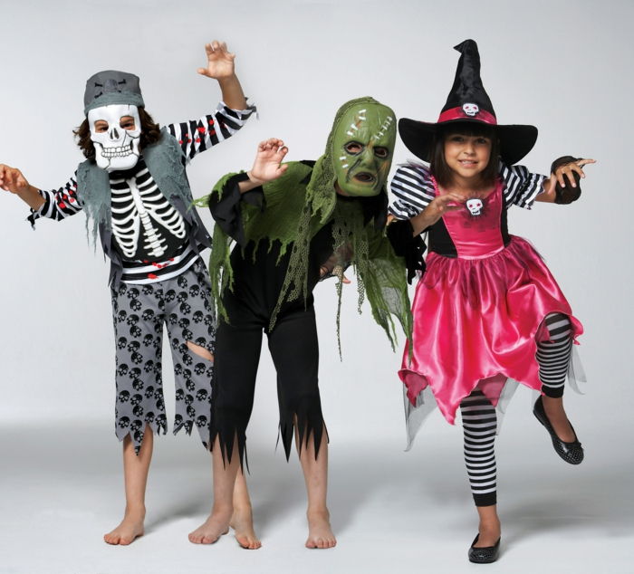 grandes trajes de Halloween, crianças vestidas como esqueleto, zumbi e bruxa, travessuras ou travessuras