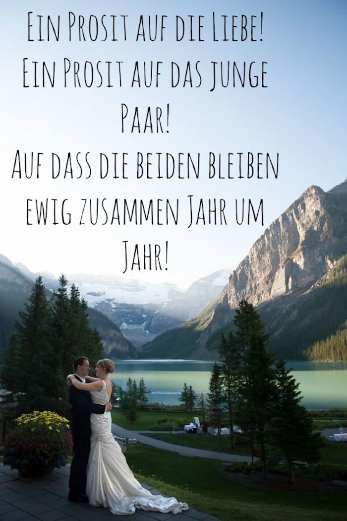 Qui troverai un bel messaggio di matrimonio e una foto con una sposa e uno sposo con un giovane abito da sposa, un lago e una foresta selvaggia con alberi verdi