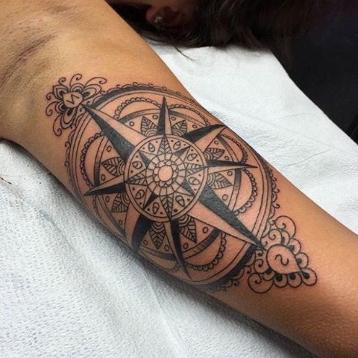 Dette er en veldig god ide for en stor svart tatovering med et svart kompass med mandala motiver - en tatovering på hånden