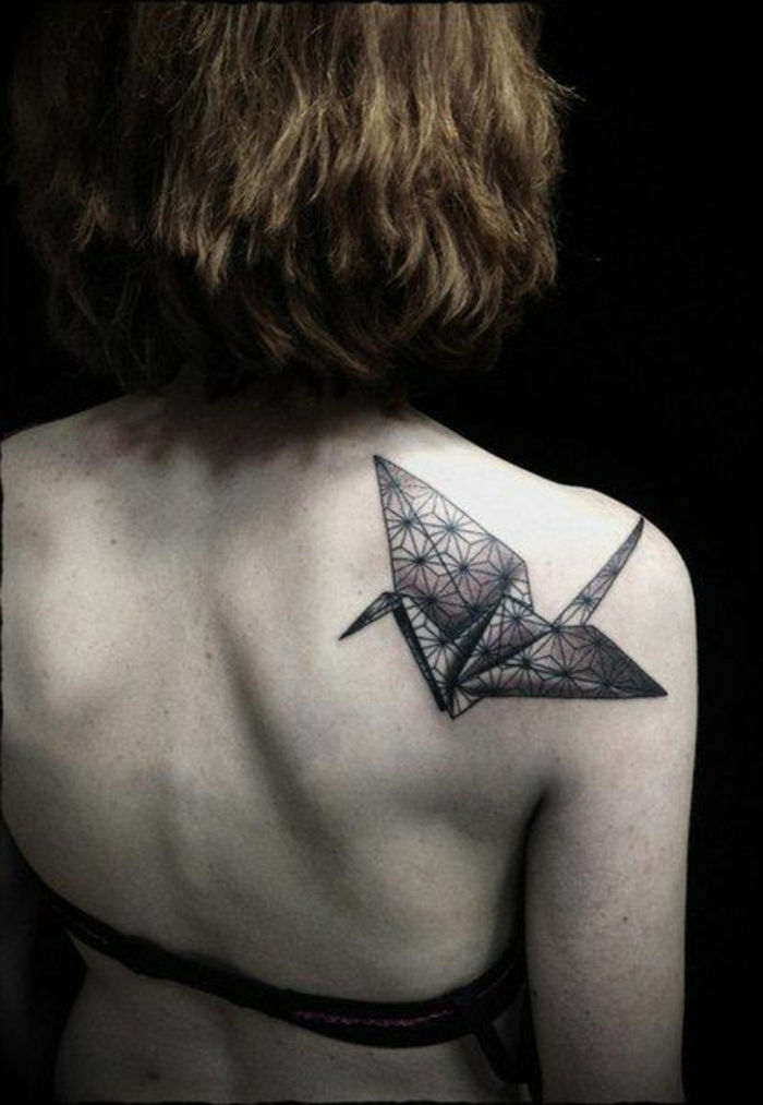 Spójrz na ten pomysł na tatuaż origami - mały czarny ptak origami na łopatce młodej kobiety