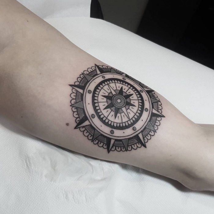 Det er en av våre ideer for en liten svart tatovering med rinrm svart mandala kompass på hånden