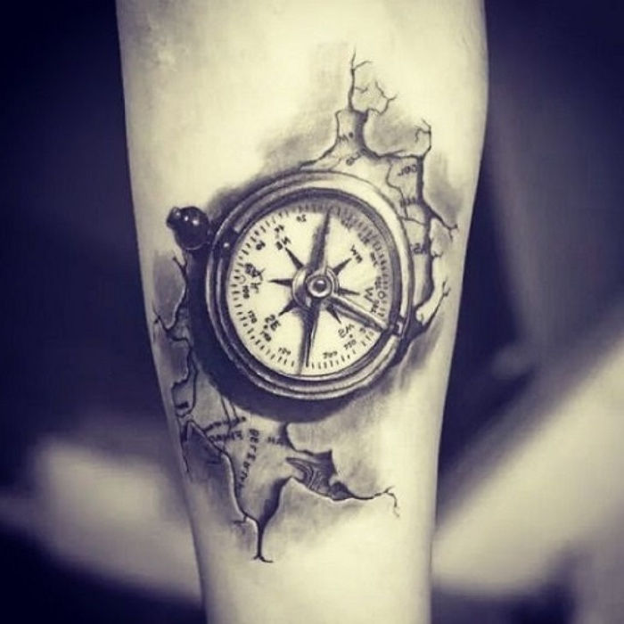 Tai kompaktiškos tatuiruotės ant ranka idėja - pasaulio žemėlapis ir šiek tiek juodos spalvos kompasas