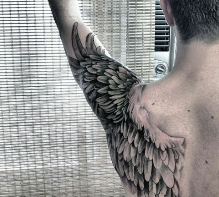 to wciąż świetny pomysł na piękny tatuaż z czarnym anielskim skrzydłem z długimi piórami, który mężczyźni mogą bardzo lubić
