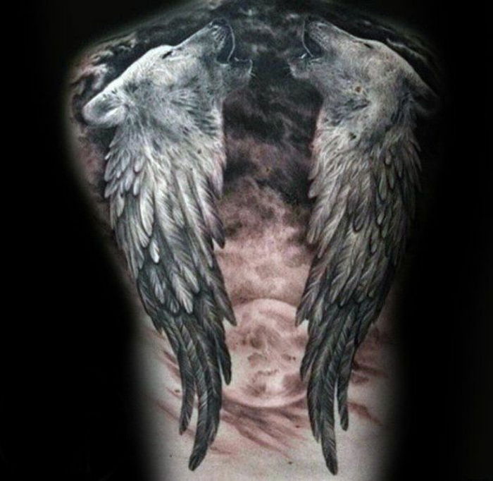 duży czerwony księżyc i dwa czarne skrzydła anioła oraz dwa wyjące wilki - pomysł na tatuaż z anielskim skrzydłem dla mężczyzn