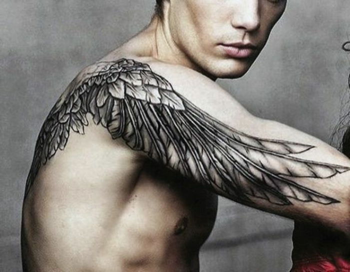 skvelý nápad na skutočne pekné tetovanie s anjelským krídlom - tu je muž s čiernym anjelským krídlom